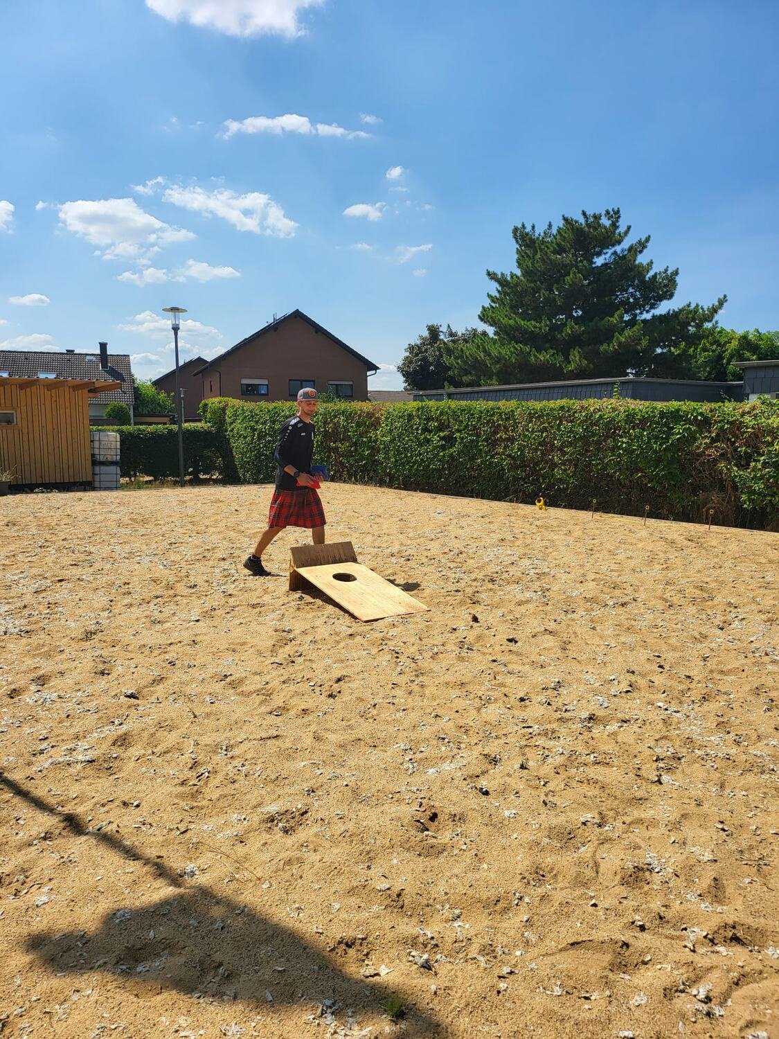 Cornhole-Board auf dem Sandplatz der Highland-Games-Anlage