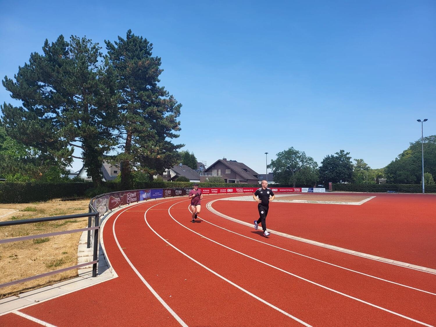 Ausdauerlauf auf der Tartanbahn bei sommerlichen Temperaturen