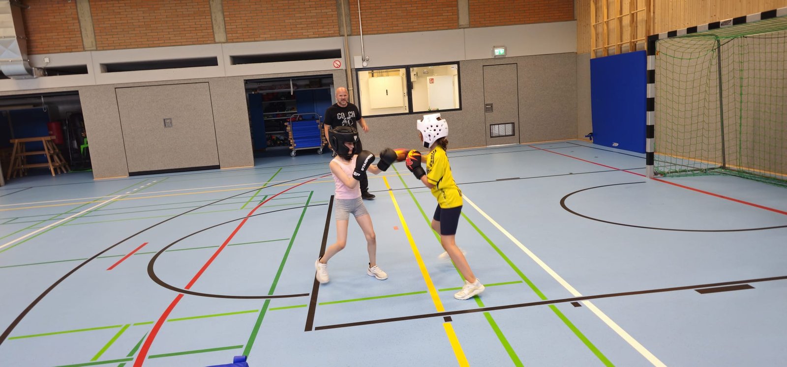 Kindertraining — betreutes Sparring in der Sporthalle