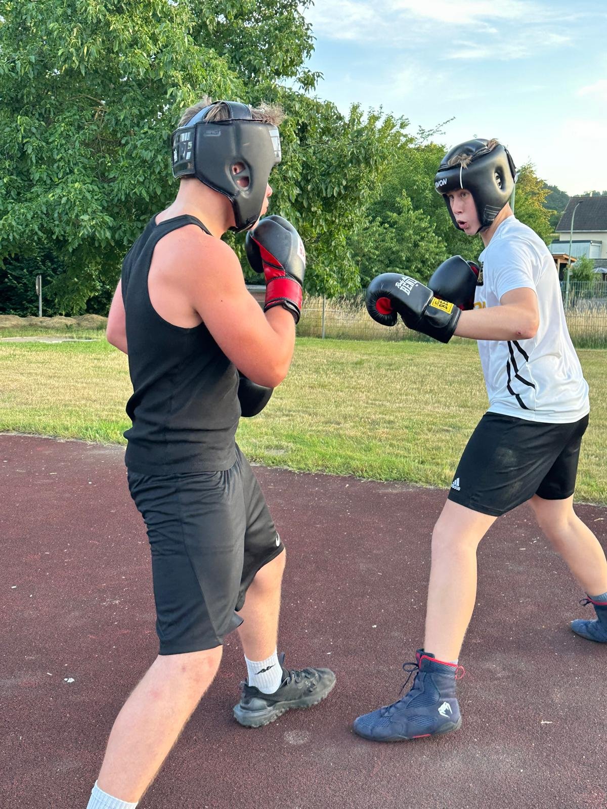 Sparring mit Kopfschutz im Freien
